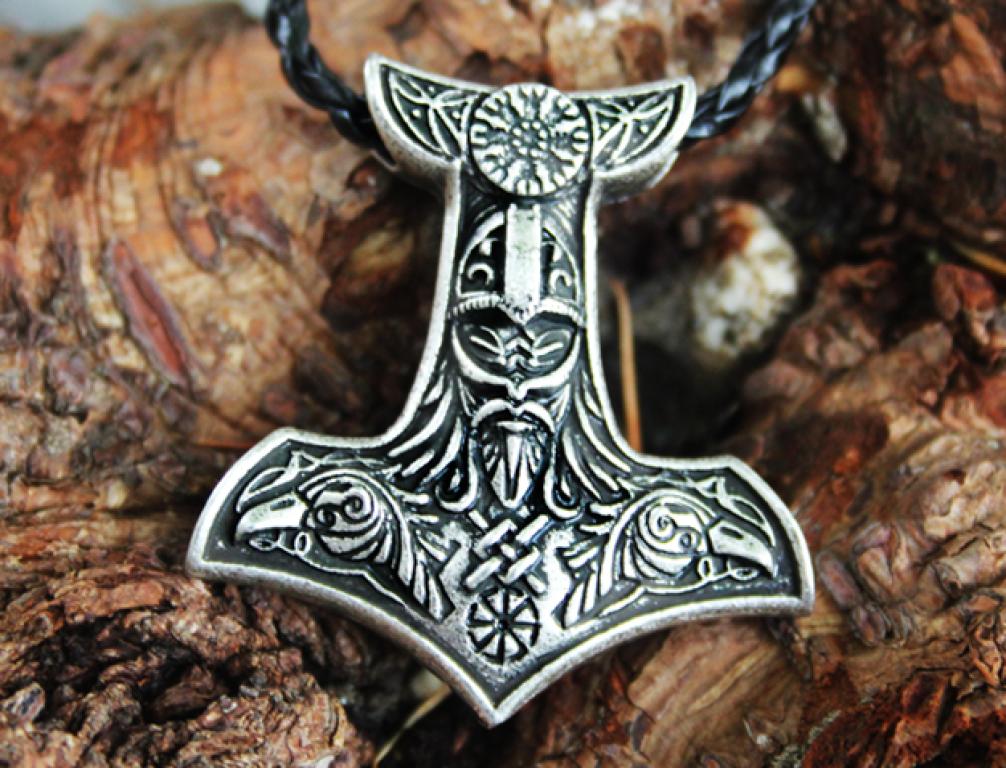 Thor Hammer mit Thor, Hugin und Munin