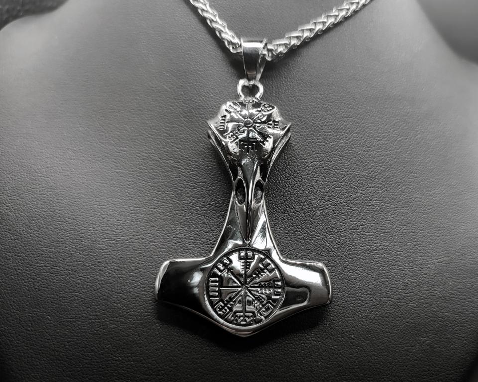 Thor's hammer with Vegvisir and raven head