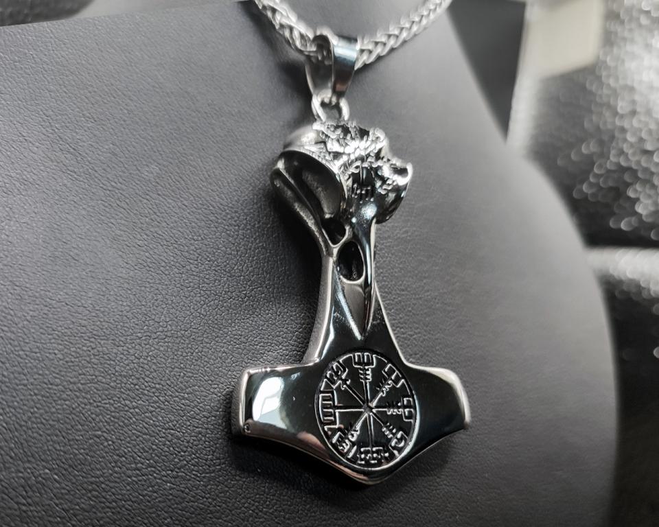 Thor's hammer with Vegvisir and raven head