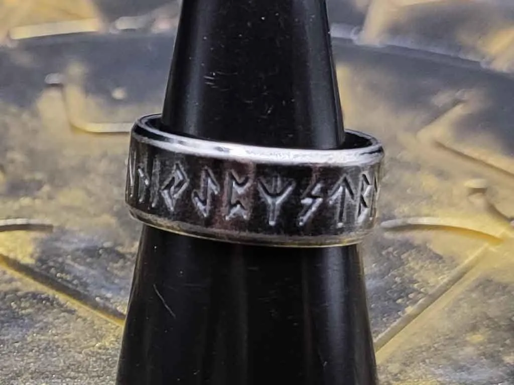Rune ring in black