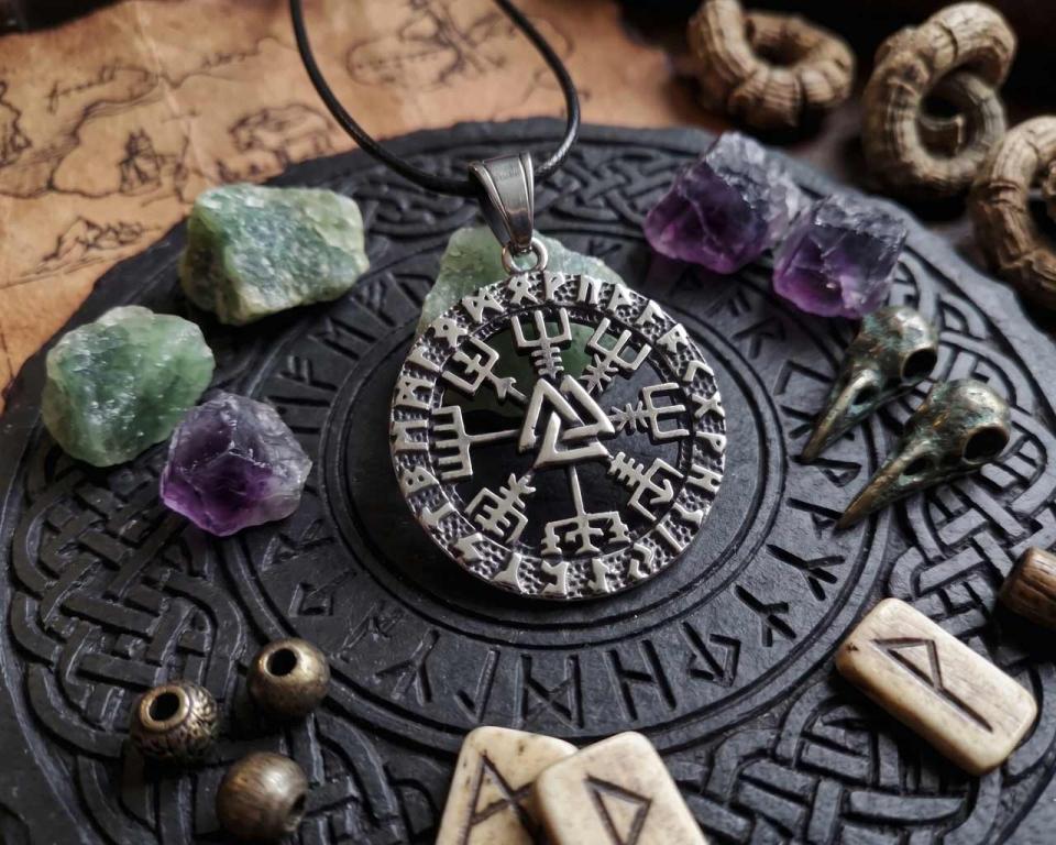 Valknut Vegvisir im Runenkreis