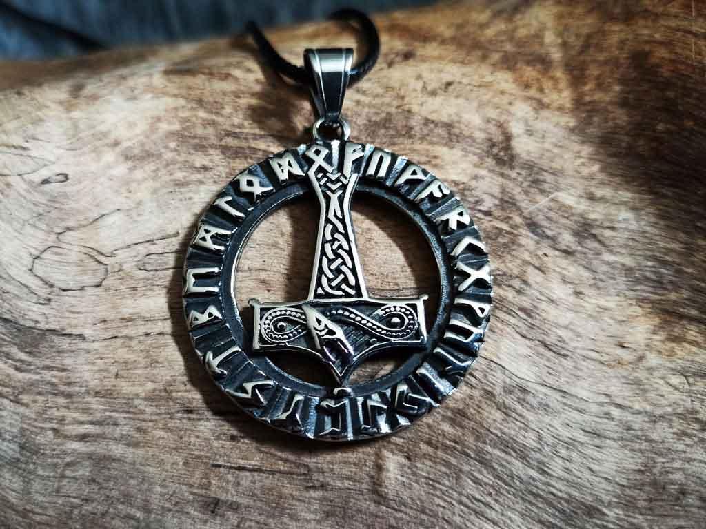 Mjölnir in einem Runenkreis