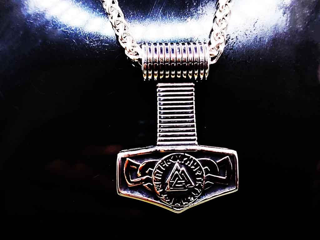 Mjölnir mit Runen und Valknut
