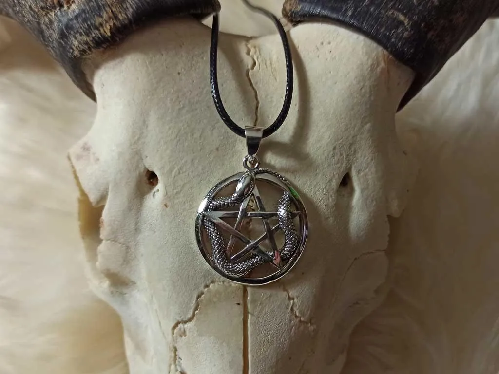 Pentagramm mit einer Schlange verziert