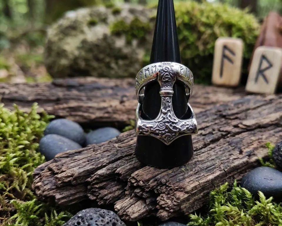 Thorhammerring mit Einzel-Mjölnir und Futhark Runen