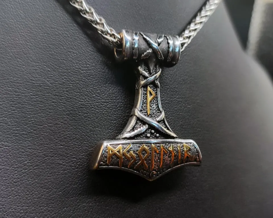 Zweifarbiger Thorshammer mit "Mjolnir"-Gravur Zweifarbiger Thorshammer mit "Mjolnir"-Gravur
