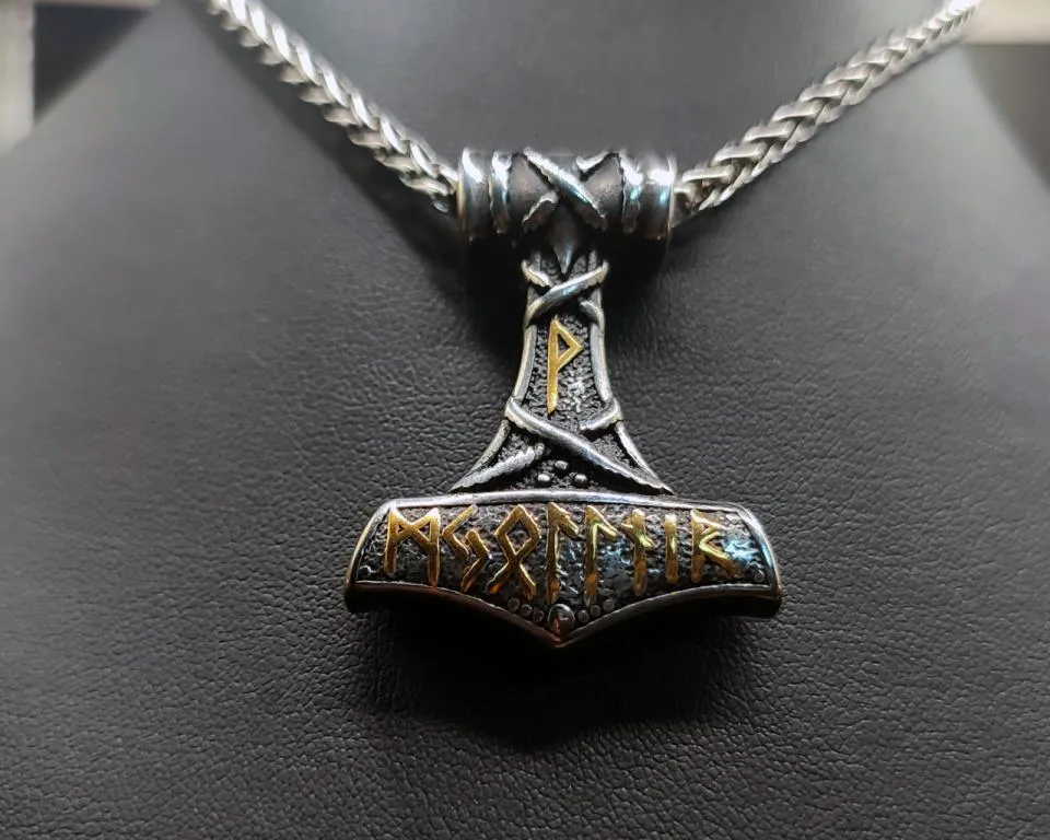 Zweifarbiger Thorshammer mit "Mjolnir"-Gravur Zweifarbiger Thorshammer mit "Mjolnir"-Gravur