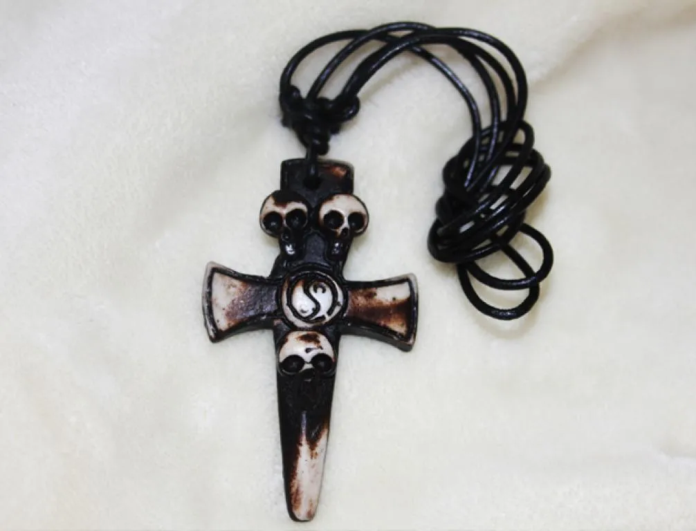Totenkopf Kreuz an Lederband