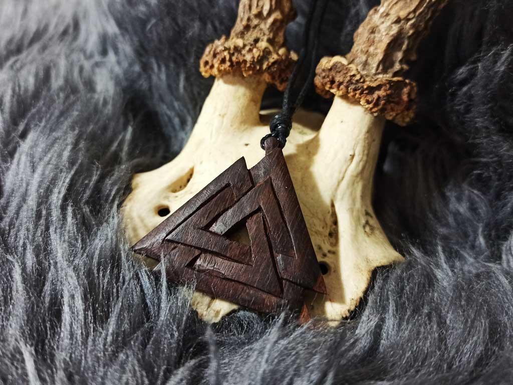 Valknut aus Holz gefertigt