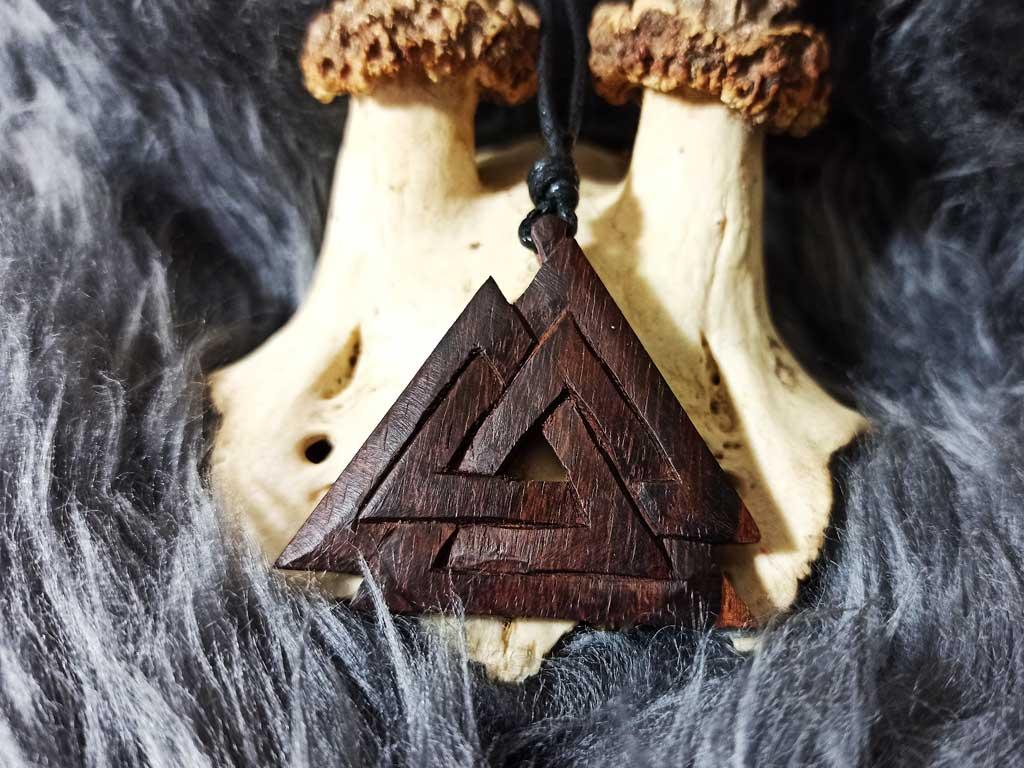 Valknut aus Holz gefertigt