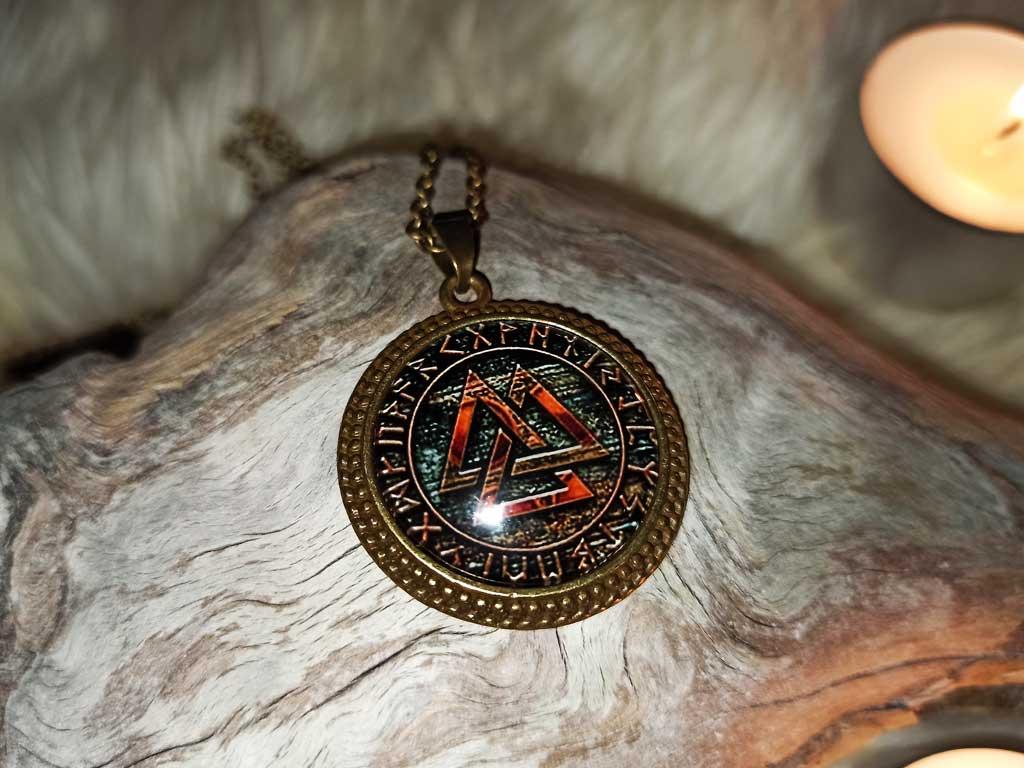 Valknut im Runenkreis Amulett