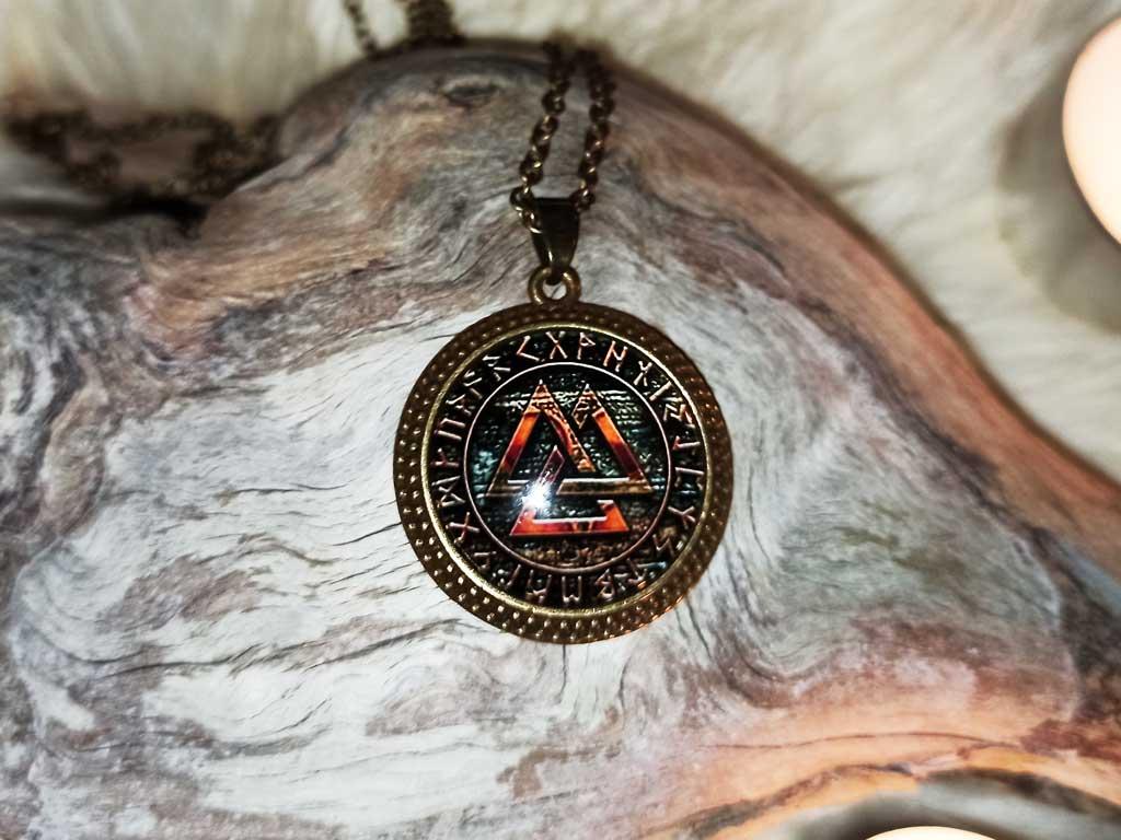 Valknut im Runenkreis Amulett