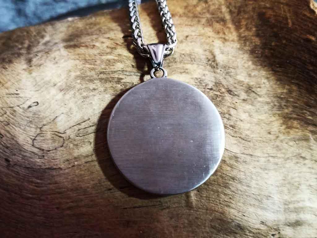 Großes schweres Valknut aus Edelstahl gefertigt. Rüchseite