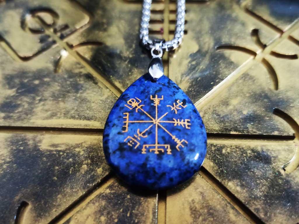 Galdrastafir Vegvisir on lapis lazuli