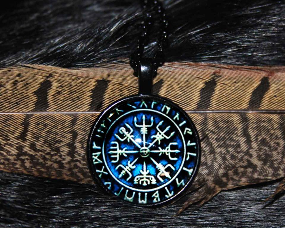 Vegvisir runic circle amulet