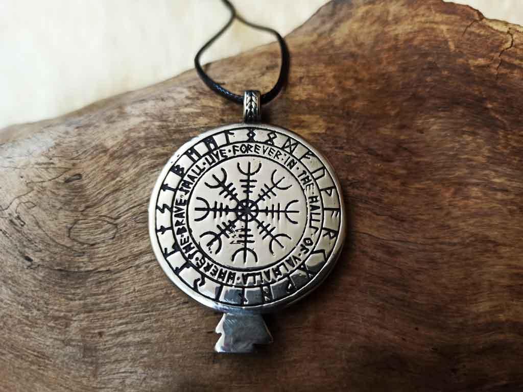 Vegvisir mit Raben und Runenkreis
