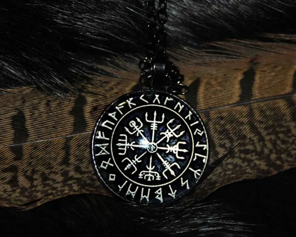 Vegvisir in the runic circle