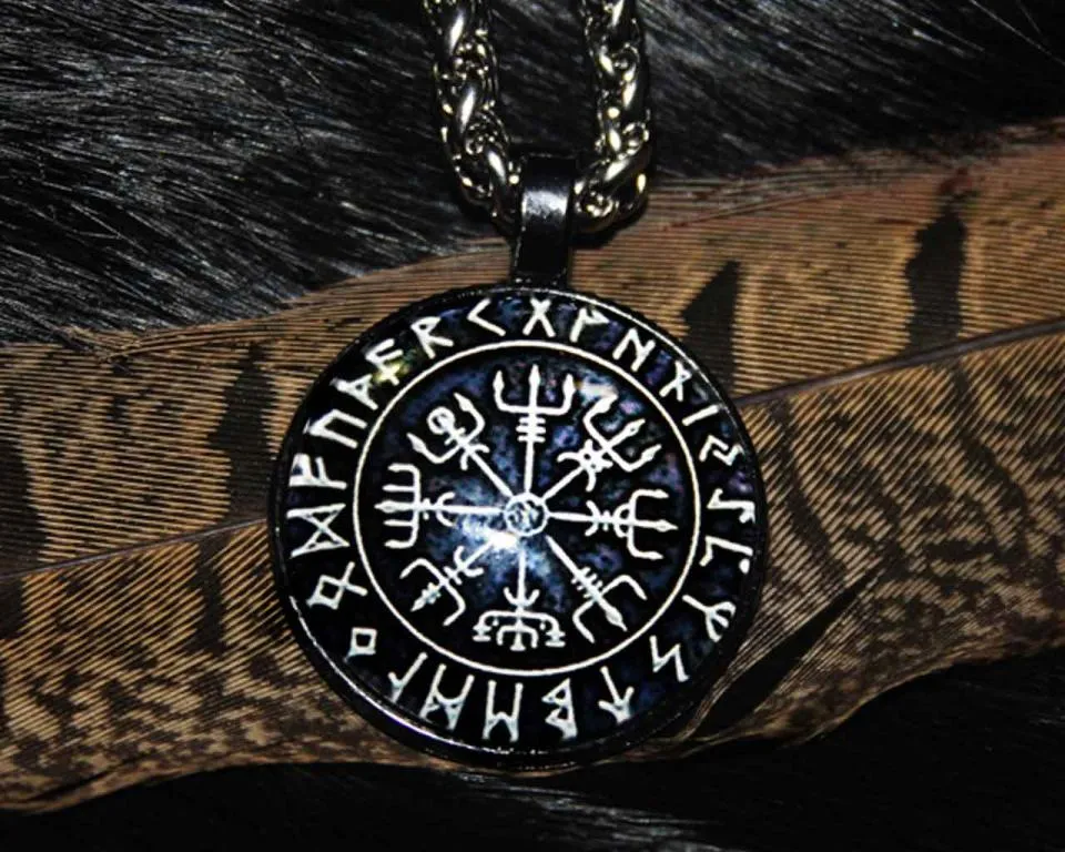 Vegvisir in the runic circle