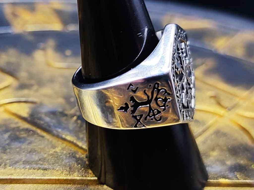 Vegvisir im Runenring mit Valknut und Yggdrasil an den Seiten aus Edelstahl