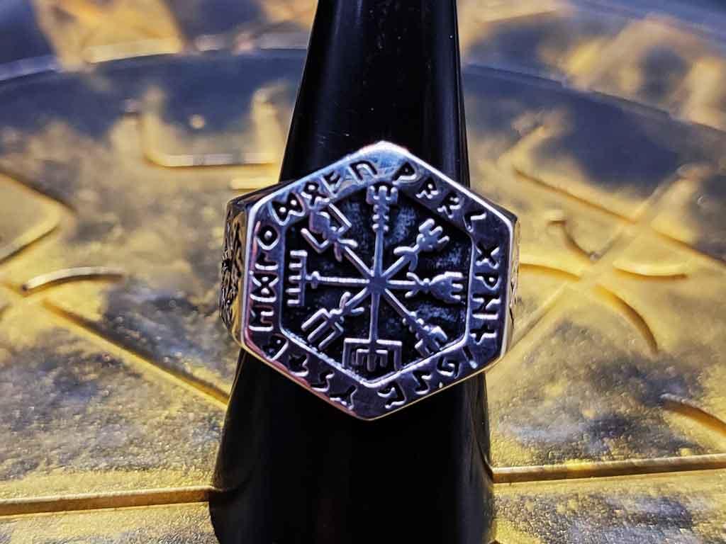 Vegvisir im Runenring mit Valknut und Yggdrasil an den Seiten aus Edelstahl