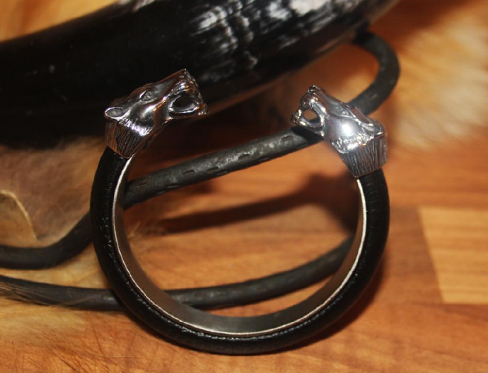 Edelstahl - Leder Wolfarmreif