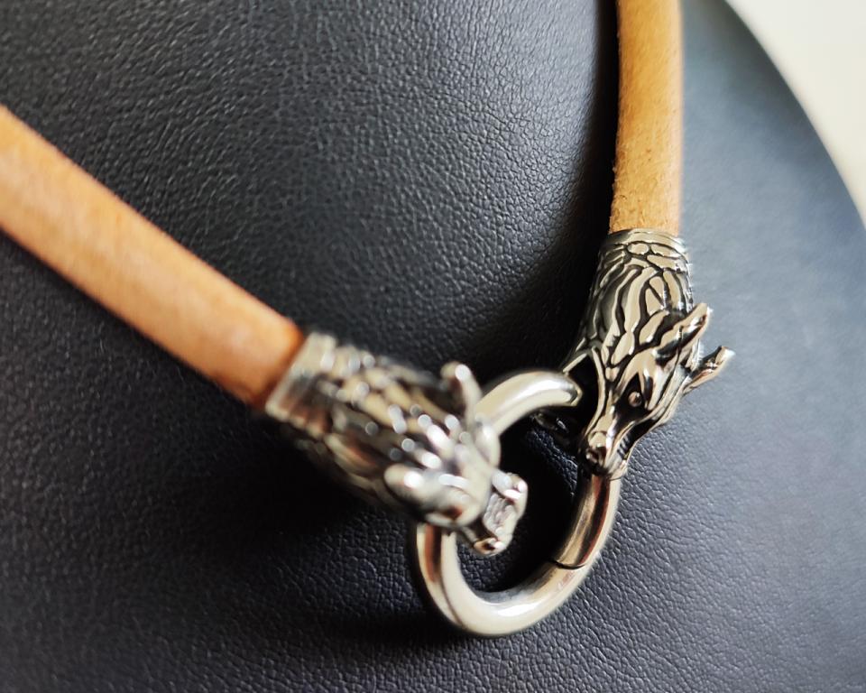 Natural Solid Leather Necklace with Wolf Heads – Earthy & Powerful Viking Style