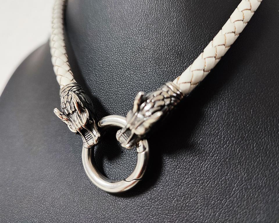 Weiße Lederkette mit Wolfsköpfen – Edelstahl Wölfe | Nordischer Schmuck