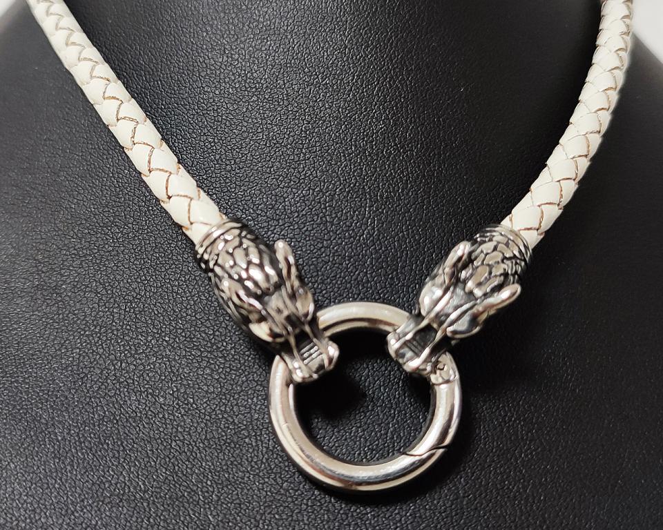 Weiße Lederkette mit Wolfsköpfen – Edelstahl Wölfe | Nordischer Schmuck