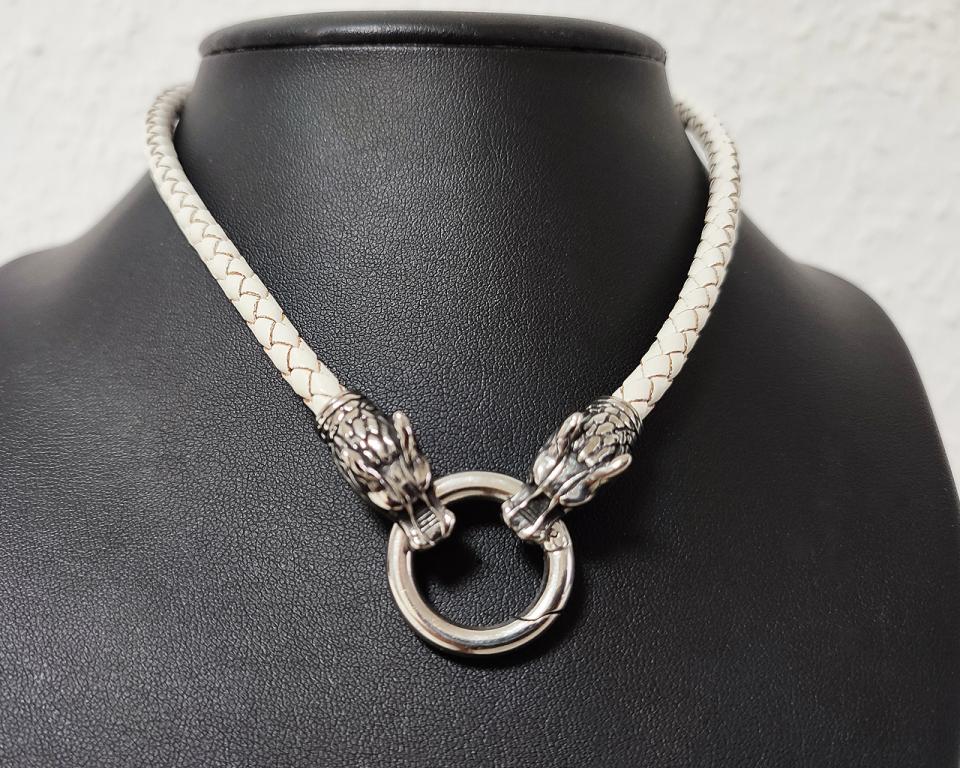 Weiße Lederkette mit Wolfsköpfen – Edelstahl Wölfe | Nordischer Schmuck