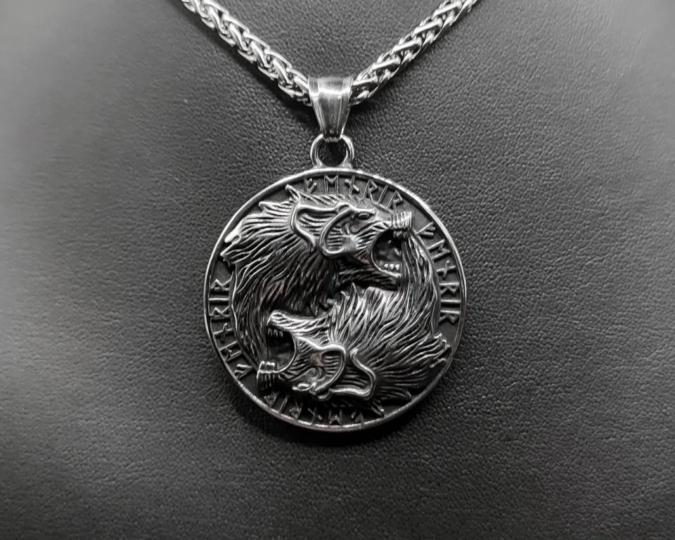 Wolfsanhänger mit Runenkreis