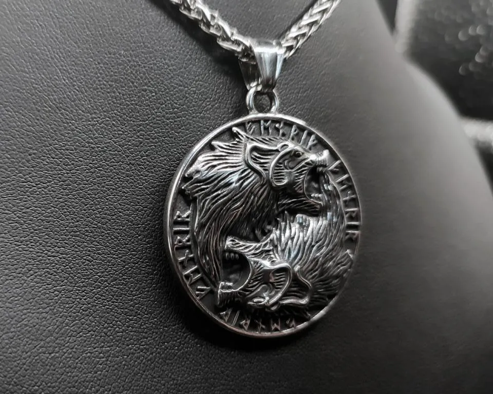 Wolfsanhänger mit Runenkreis