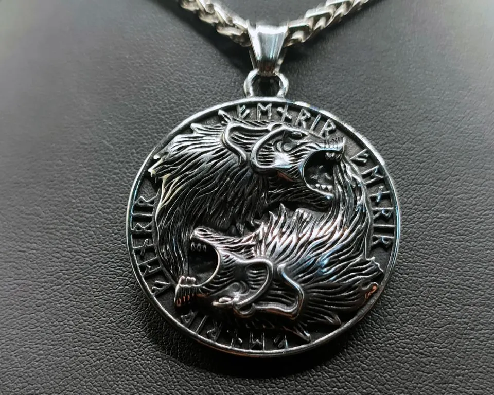 Wolfsanhänger mit Runenkreis