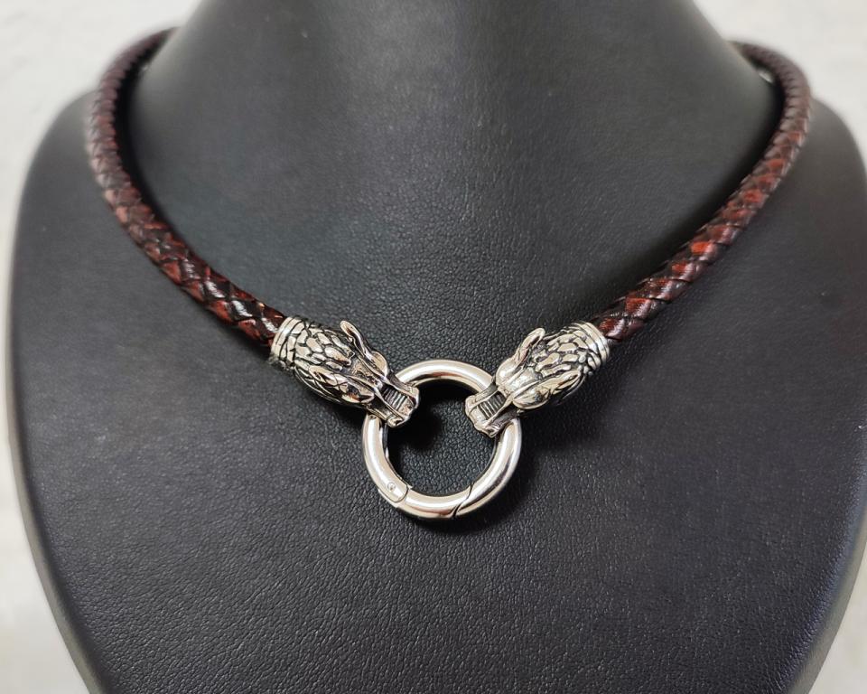 Dunkelbraune Lederkette mit Wolfsköpfen – Leder & Edelstahl, 50 cm x 6 mm