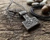 Stilisiertes Wikingerschiff auf einem Mjölnir