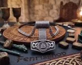 Mjölnir mit Runen und Valknut