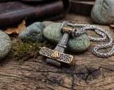 xquisiter Mjölnir Anhänger mit Goldenem Valknut