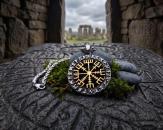 Goldenes Vegvisir im Runenkreis