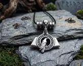 Mjölnir mit Odins Raben