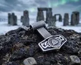 Mjölnir mit Runen und Valknut