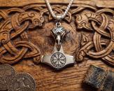 Thor's hammer with Vegvisir and raven head