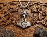 Thorhammer mit Vegvisir und Rabenkopf
