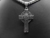 Hochkreuz aus Edelstahl | Verziert mit Endlosknoten