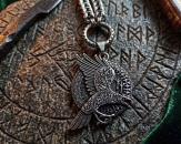 Runenrabe an Drachengliederkette