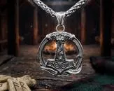 Mjölnir im detailreichen Ring