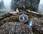 Pentagramm Lebensbaum in einem Runenkreis des alten Futhark