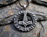 Mjölnir in einem Runenkreis