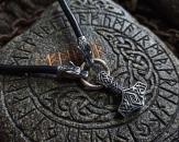 Edelstahl Thorhammer an Wolfslederkette