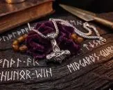 Mjölnir mit Wikingerknoten & Triskele