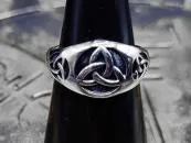 Damen Triquetra Ring in Edelstahl gefertigt