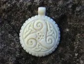 DANA ~ Keltische Triskele aus Knochen gefertigt